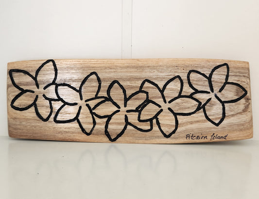 5 flores talladas y grabadas a mano para colgar en la pared de madera de burau local.