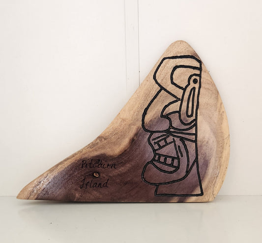 Moai independiente tallado y grabado a mano de madera local de Miro