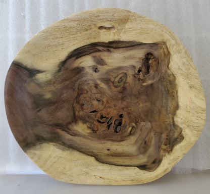 Assiette sculptée à la main en bois de Burau local