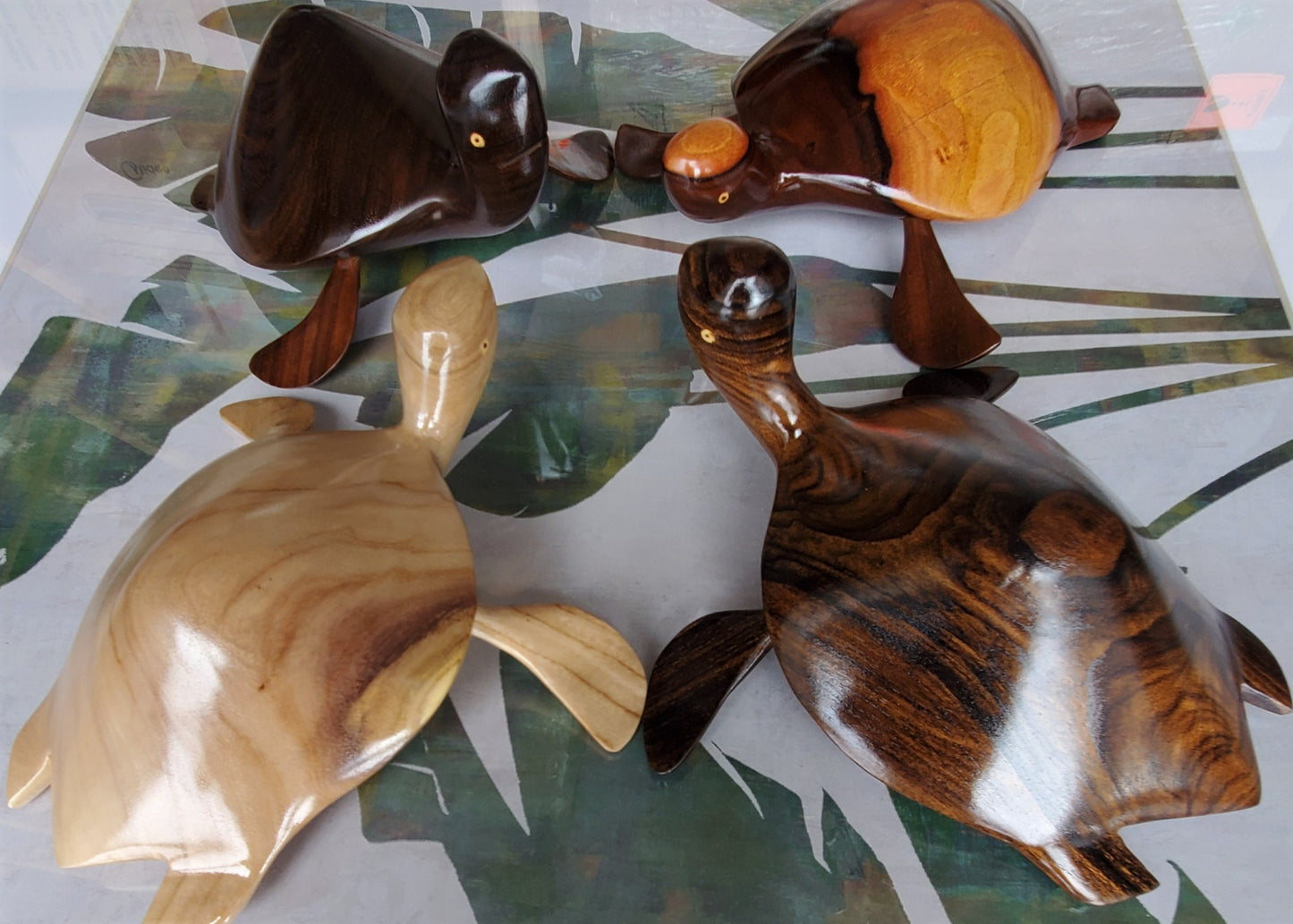 Tortugas talladas a mano de madera local de Burau, Tau o Miro - Grande