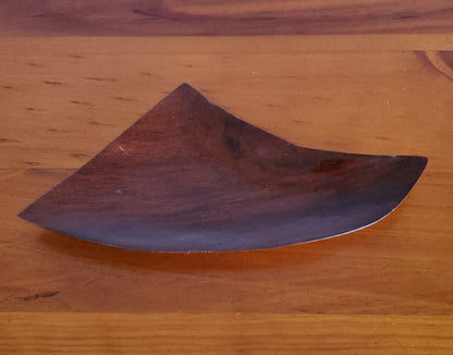 Plato de baratija poco profundo tallado a mano de madera local de Miro - Pequeño