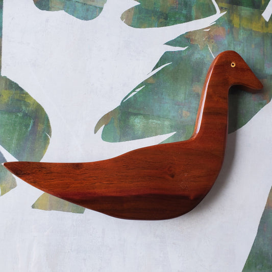 Handgeschnitzte Lucky Duck Wandbehang aus lokalem Miro-Holz