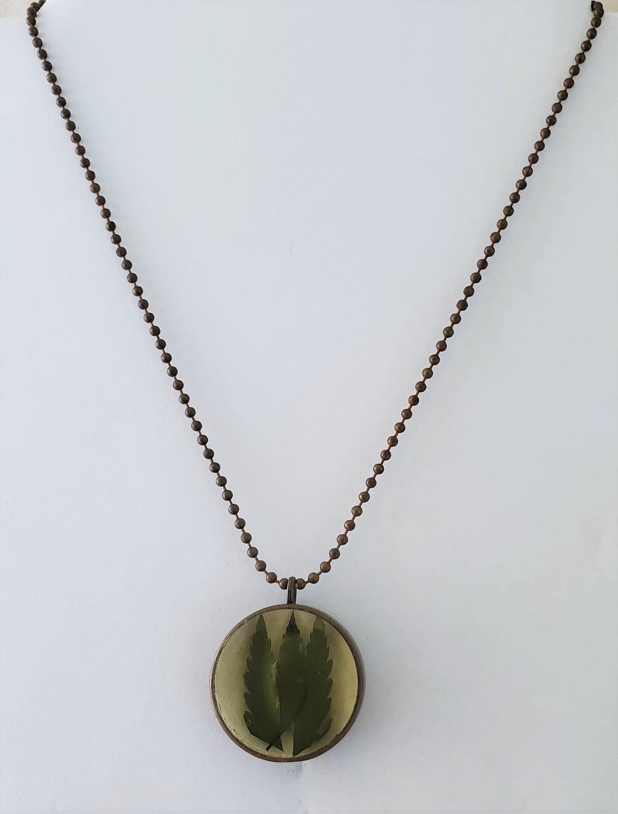 Håndlaget Fern Resin Necklace