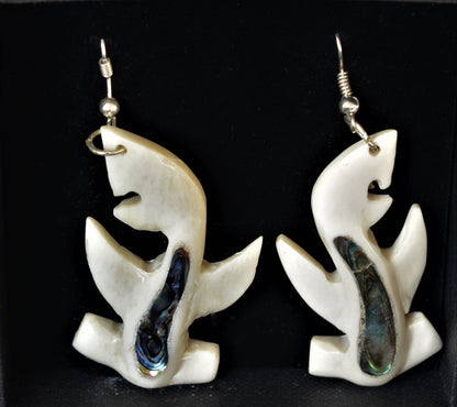 Boucles d'oreilles requin marteau sculptées à la main - Os de bovin et ormeau