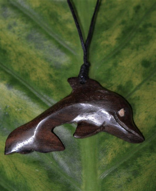 Collar de delfín tallado a mano - de madera local Tau
