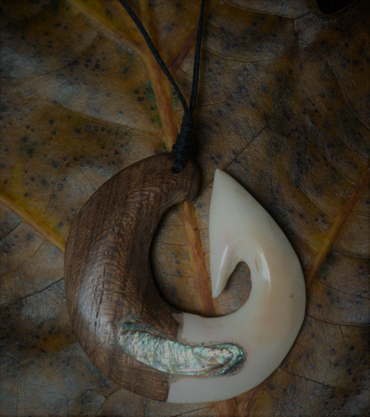 Håndskåret Fish Hook halskjede - Miro wood, Cattle Bone & Abalone