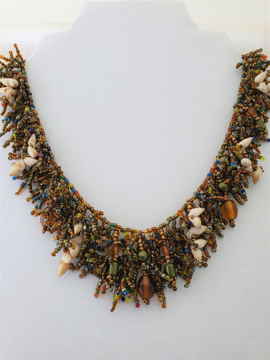 Handgefertigte Halskette aus Coral Form Cone Shell und recyceltem Glas