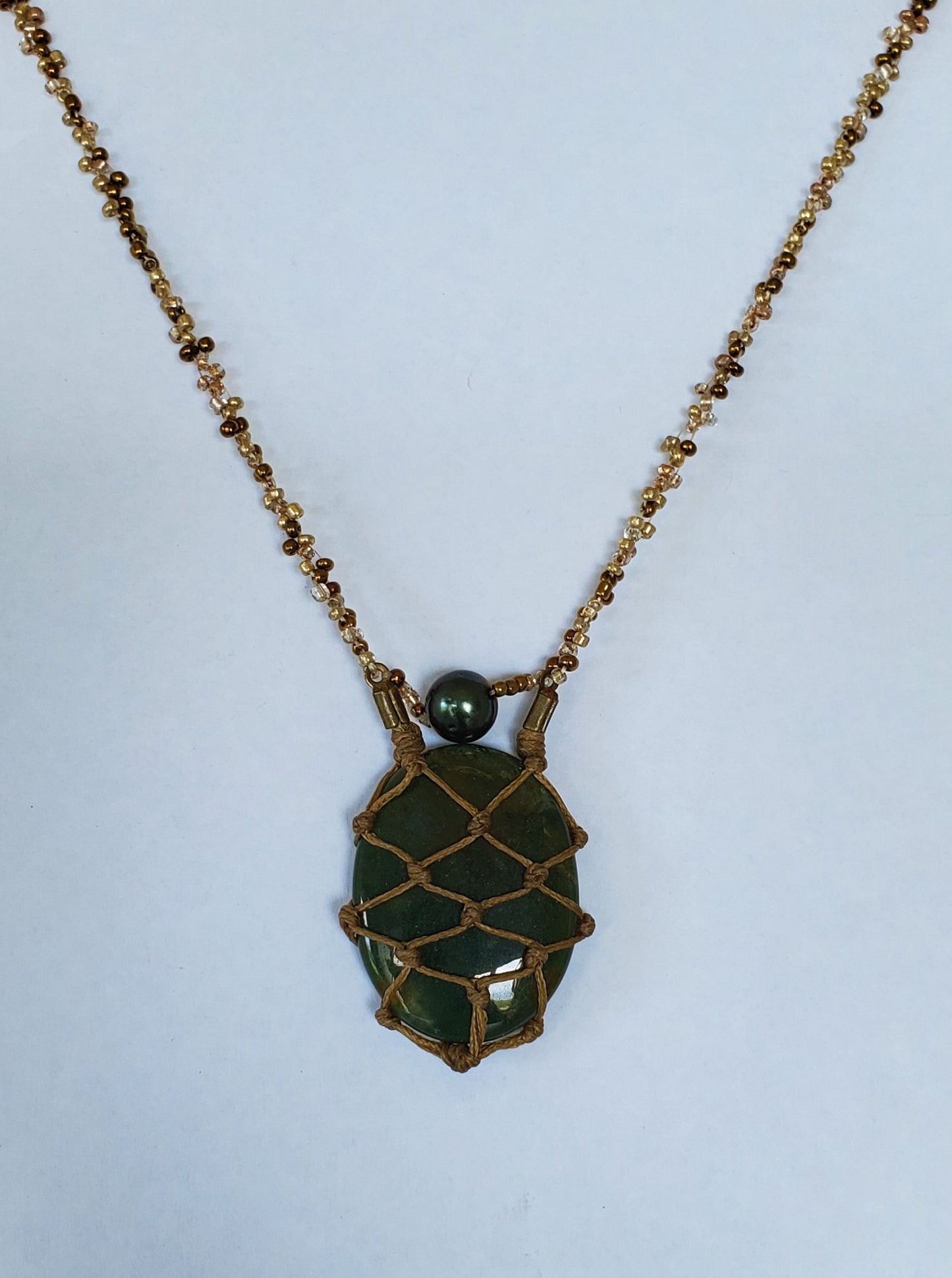 Collar de perlas negras de Tahití y jade en red hecho a mano