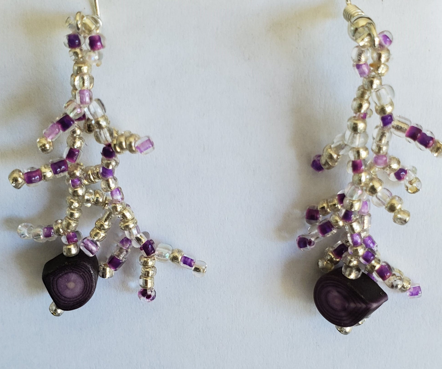 Boucles d'oreilles Fetuei en forme de corail faites à la main, perles argentées et violettes