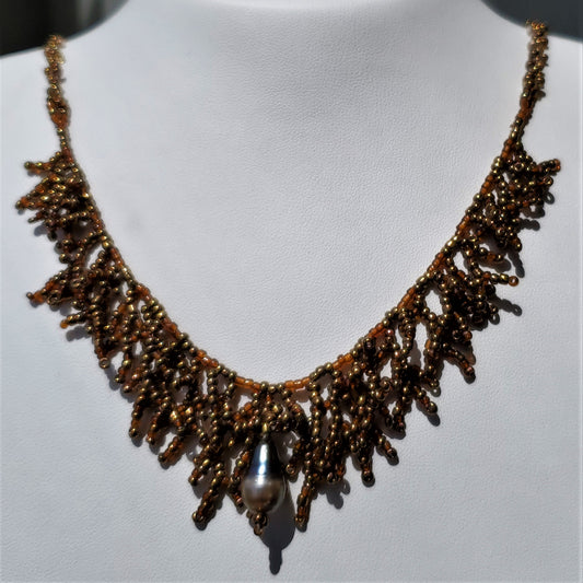 Collar de perlas Keshi en forma de lágrima de Tahití con abalorios de coral de bronce