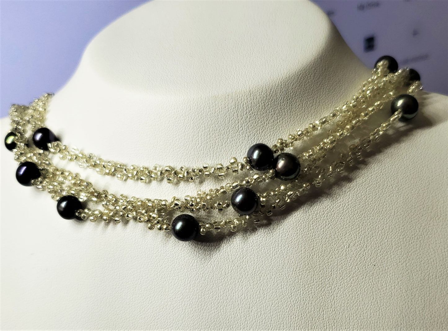 Collar envolvente de perlas negras del Pacífico con cuentas de plata hecho a mano
