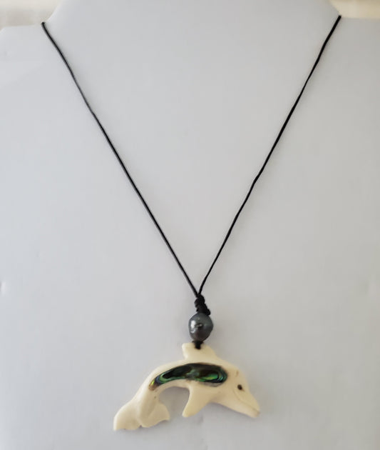 Collar de delfín tallado a mano - Hueso de ganado, perla negra de Tahití y abulón