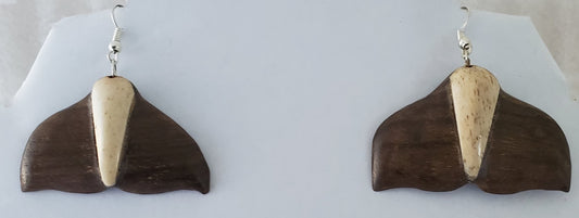 Handgeschnitzter Ohrring - Tau-Holz und Rinderknochen