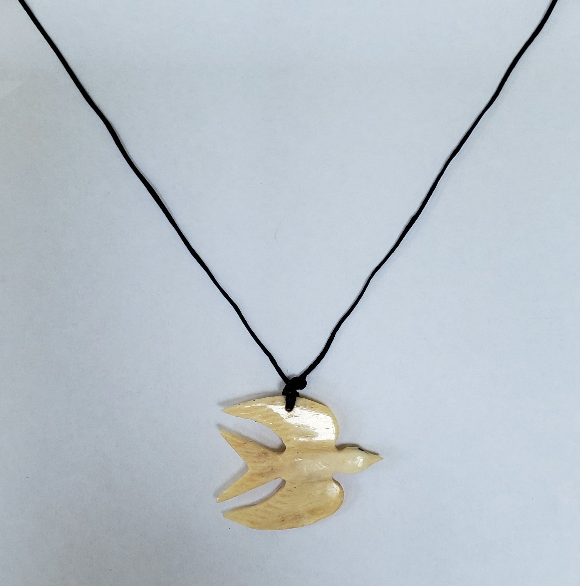 Håndskåret Fairy Tern in Flight Necklace - Cattle Bone