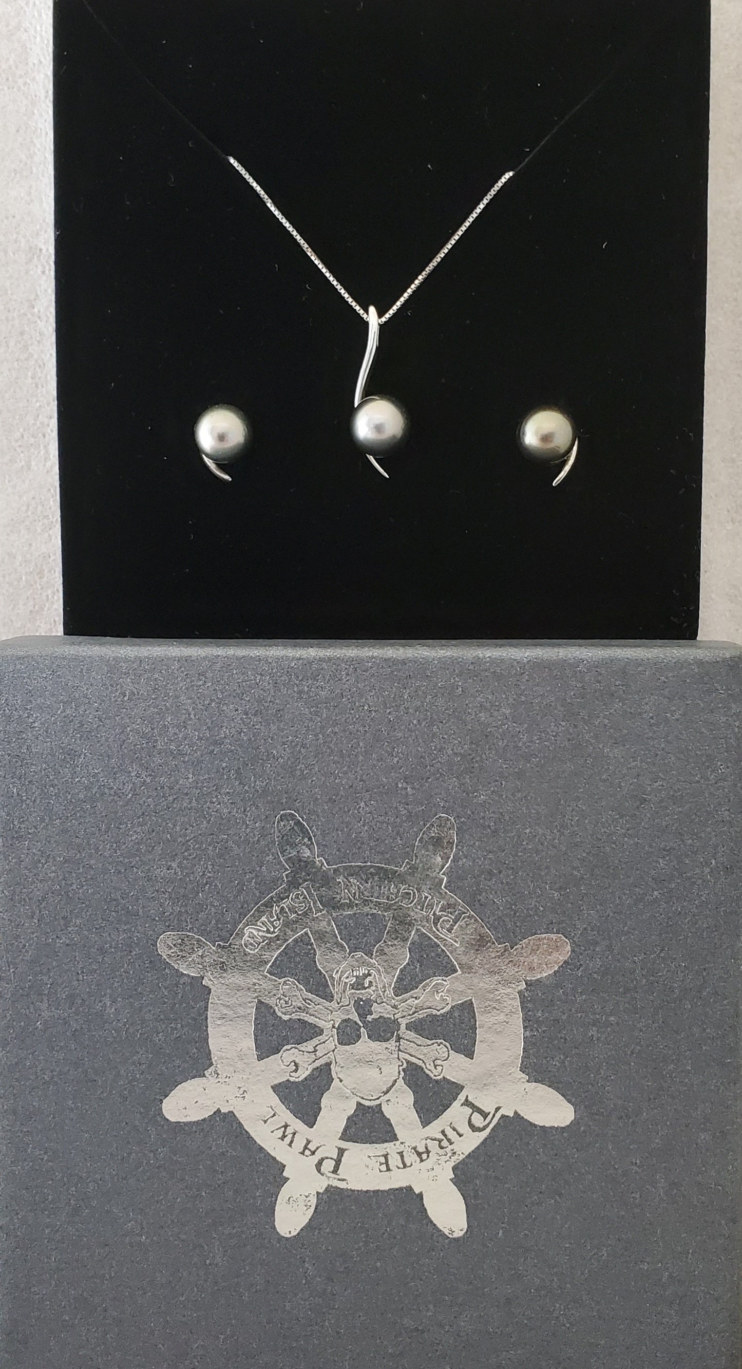 Hand made Tahitian Black Pearl Necklace and Earrings set
