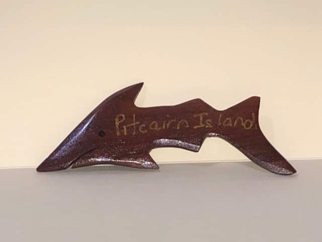 Imán de nevera de tiburón tallado a mano de madera Local Miro