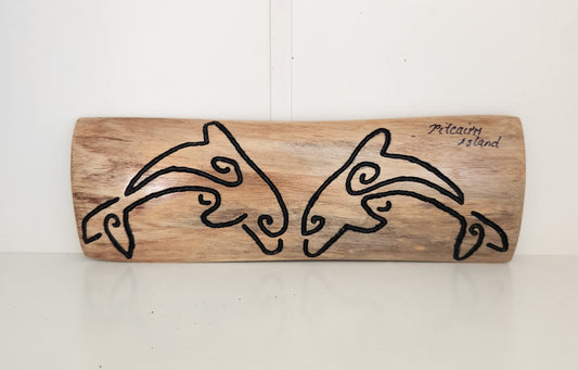 Delfines gemelos tallados y grabados a mano para colgar en la pared de madera local Burau