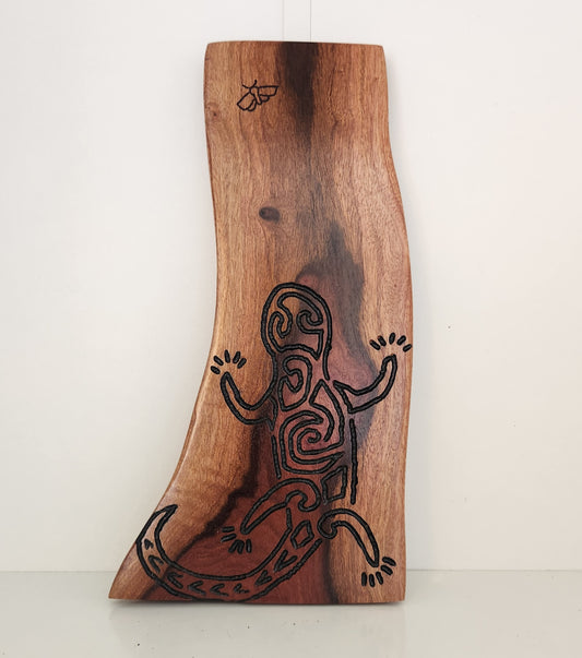 Lagarto y polilla tallados y grabados a mano para colgar en la pared de madera local Miro