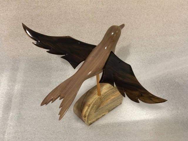 Pájaro tallado a mano en madera de Burau local