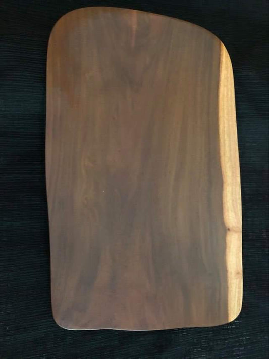 Handgeschnitzte hölzerne Servierplatte aus lokalem Miro-Holz - groß